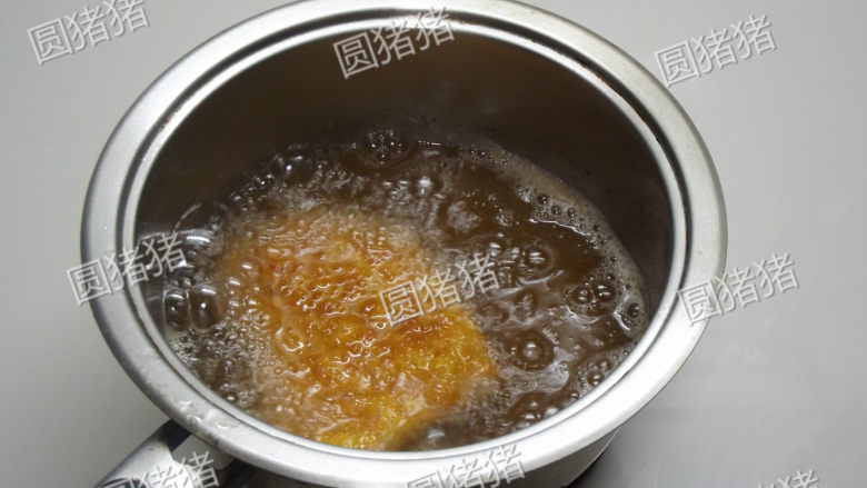 吉列猪扒,锅内热油至170度，中火放入肉片炸1分钟，再翻面炸1分钟。