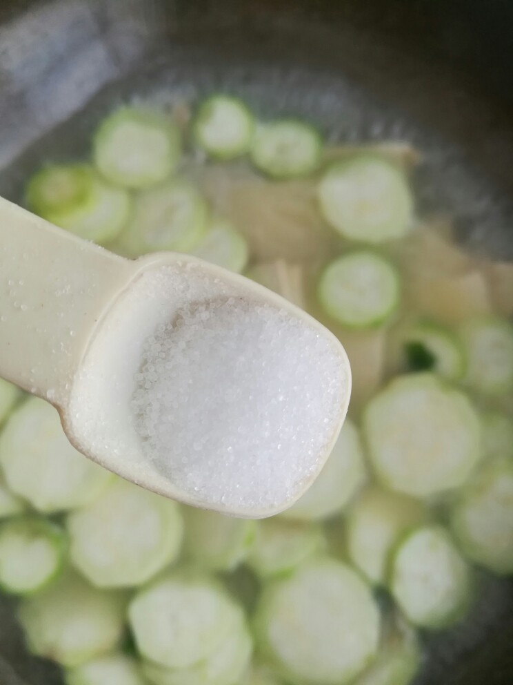 丝瓜豆腐瘦肉汤,加适量的盐后煮至豆腐丝瓜熟后