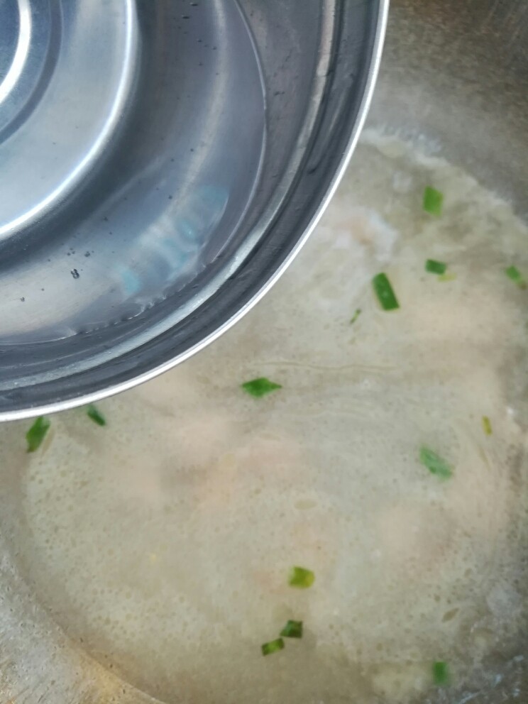 丝瓜豆腐瘦肉汤,加适量清水烧开