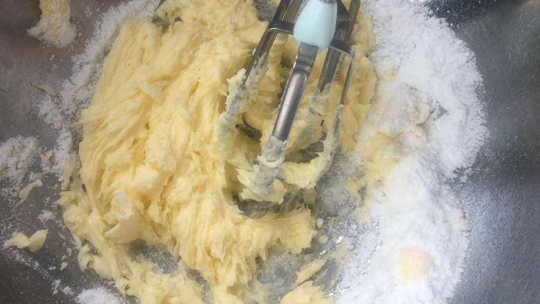 无敌超好吃的简易版曲奇,黄油充分软化后，加入糖粉，可以用打蛋器蛋头将糖粉和黄油提前混合一下，避免到处飞溅。