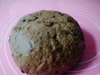 巧克力豆软欧包,面团取出，放在硅胶垫上大致揉匀后，整圆，收口朝上