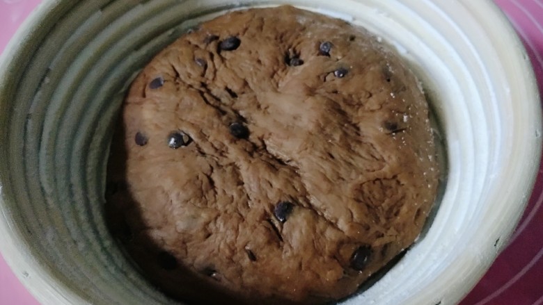 巧克力豆软欧包,把面团放进晒了面粉的发酵篮中，发酵至满篮