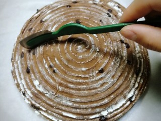 巧克力豆软欧包,用割包刀割深约一厘米左右的十字形切口