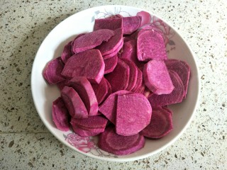 紫薯仙豆糕,紫薯去皮切片，上锅蒸熟
