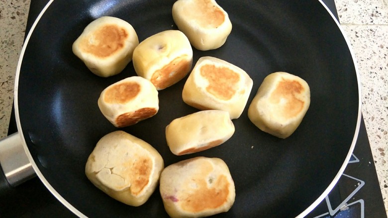 紫薯仙豆糕,四面都煎至焦黄色