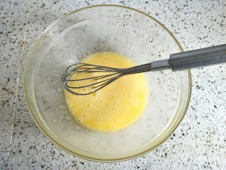 紫薯仙豆糕,鸡蛋加入糖粉和玉米油搅拌均匀
