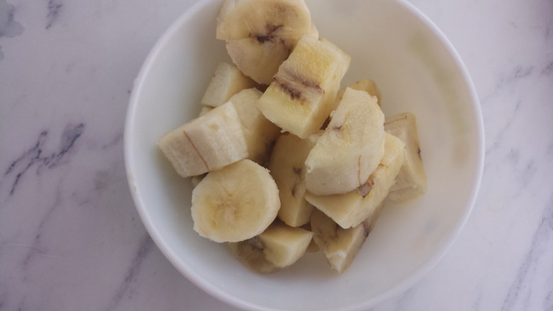 黄油吐司香蕉沙拉,香蕉也切成小块。