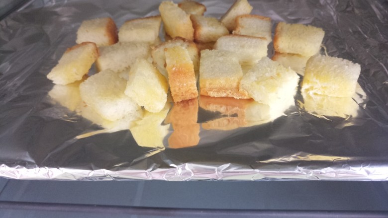 黄油吐司香蕉沙拉,入烤箱烤。200度上下火烤十分钟左右。