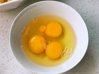 快手营养早餐07,三枚鸡蛋打入碗中；