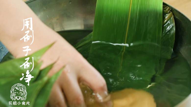 12m+端午节红枣粽子,用小刷子将粽叶刷洗干净，然后一直在水里泡着~