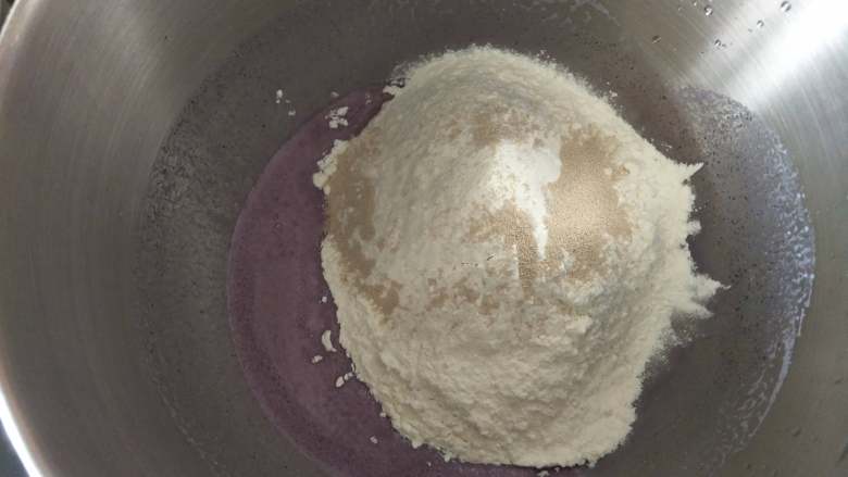 白馒头吃腻了，来做黑米馒头,加入面粉和干酵母。
