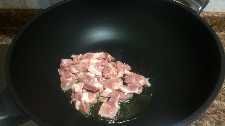 扁豆烧肉,放入瘦肉翻炒约10秒。