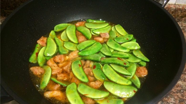 扁豆烧肉,倒入适量清水煮开转小火煮至汤汁收干2/3。