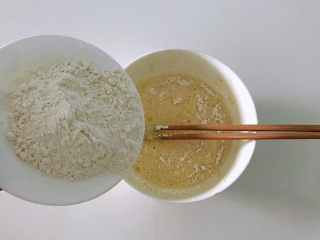 香蕉松饼的健康做法,加入面粉。