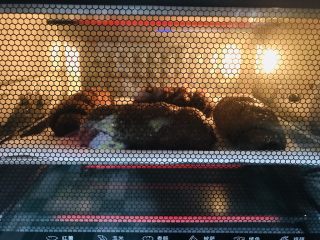 可可坚果全麦面包,烤箱预热上下火200度，烘烤20分钟左右