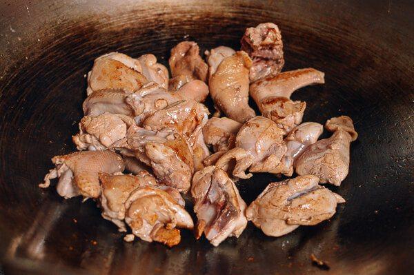 小鸡炖蘑菇,然后鸡肉下锅，翻炒。鸡肉煮熟后关火。