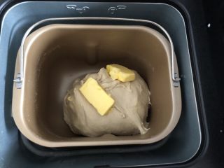 全麦胚芽葡萄软欧,放入室温软化的黄油先慢速搅打，差不多吃进去再正常搅打