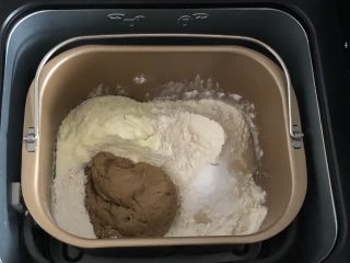 全麦胚芽葡萄软欧,主面团所以材料先液体后粉类放入面包桶
先慢速混匀，然后正常搅打