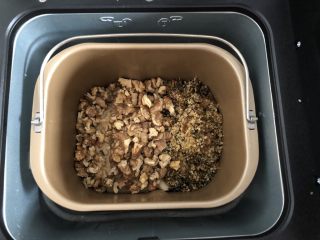 全麦胚芽葡萄软欧,剩下的面团放入核桃碎和泡好的葡萄干小麦胚芽，混合匀即可
面包机不好混可以拿出来手混