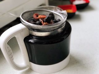 酸梅汤,40分钟关火，把煮好的酸梅汤过滤倒入容器中晾凉，这是两升的养生壶，所以3升水炖成了2升；