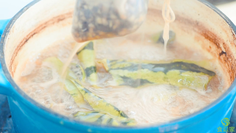 西瓜翠衣助眠汤,煮好后，捞出酸枣仁和西瓜青皮。