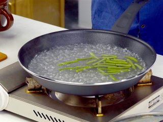 等戴一道菜之青木瓜沙拉,豇豆2根切段，放入沸水中焯熟，捞出装盘