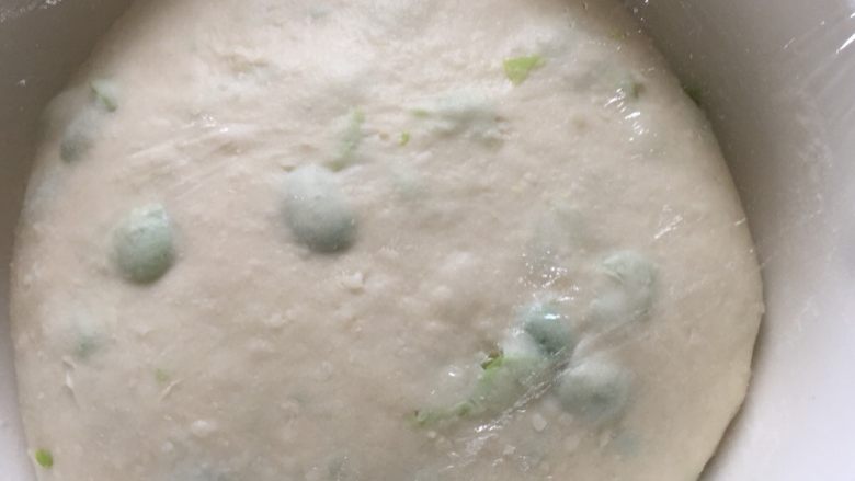毛豆米面包,整理好滚圆放入碗中盖上保鲜膜发酵，室温28度发酵了45分钟