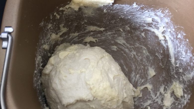 毛豆米面包,加入软化好的黄油继续启动揉面程序
出薄膜就可以了
