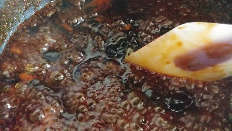 网红黑糖珍珠鲜奶~,用中火熬煮，从头到尾一直要不停的搅拌，防止黏锅；