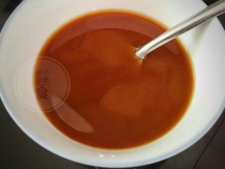 干贝蒸冬瓜,蒸好的冬瓜有多余的水分倒出碗里，然后加适量的淀粉。加少许的红烧酱油勾芡。