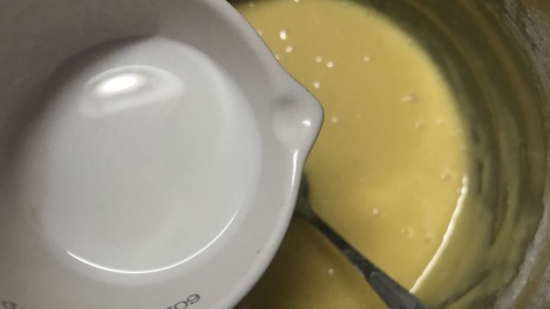 马拉盏（家常）,加入牛奶。搅拌均匀。