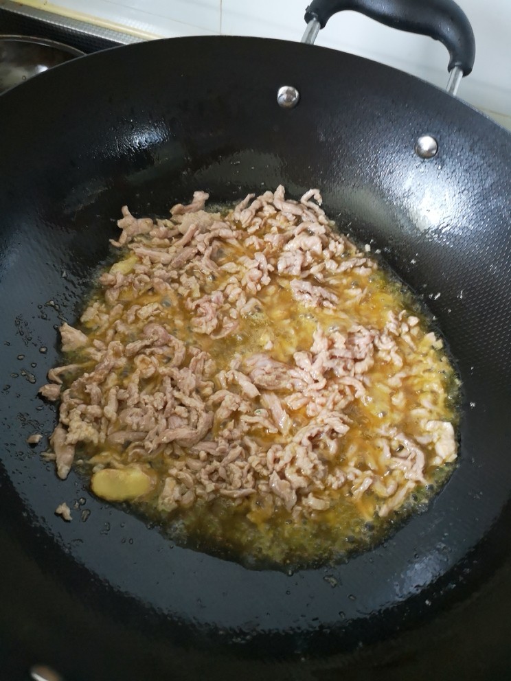 山芋藤炒肉丝,锅里多放点油，下肉丝炒至变白
盛出备用