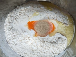 猪肉香菜包子\香上加香,面粉200克，加入一个鸡蛋，酵母，白糖，盐。