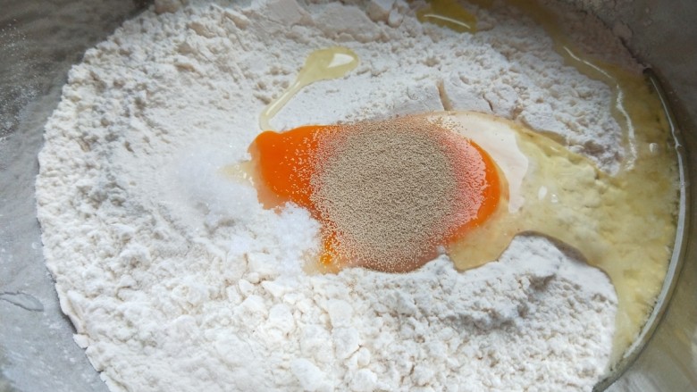 猪肉香菜包子\香上加香,面粉200克，加入一个鸡蛋，酵母，白糖，盐。