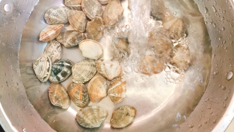 家常菜+胡瓜炒花蛤,买回来的花蛤先用淡盐水浸泡15-20分钟帮助吐沙，最后搓洗干净备用。