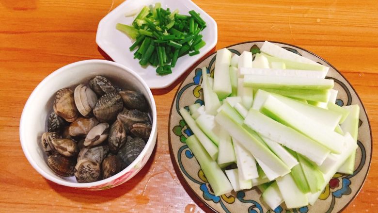 家常菜+胡瓜炒花蛤,将食材全部处理好，以便操作时不会乱。