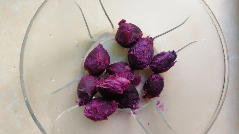 紫薯芝麻饼,我只用了一半的紫薯，剩下的留着直接吃，蒸好的小紫薯剥皮