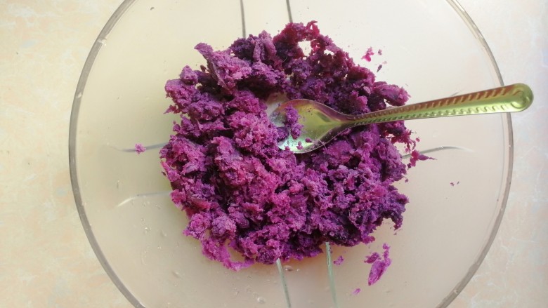 紫薯芝麻饼,用勺子压成紫薯泥