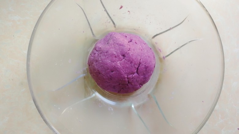 紫薯芝麻饼,揉成面团，盖上盖子静置一小时