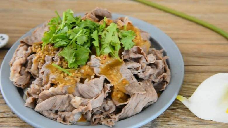 麻酱肥牛金针菇—肥牛配金针菇，怎么做都好吃,撒上香菜，即可。