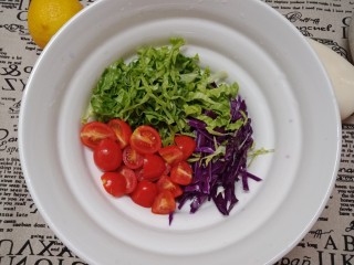 夏日减脂～鸡肉沙拉,生菜和紫甘蓝切丝，圣女果切块