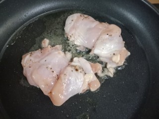 夏日减脂～鸡肉沙拉,锅里放点橄榄油，放入鸡腿肉，小火慢煎