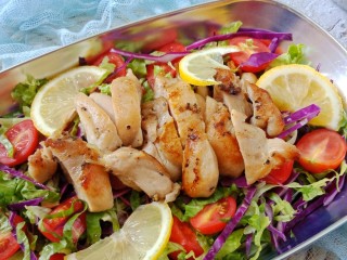 夏日减脂～鸡肉沙拉,煎好的鸡腿肉切块放在蔬菜上，挤上柠檬汁