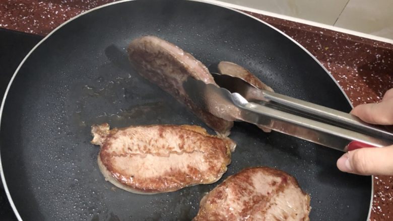 超简单的煎牛扒,把牛肉竖起来 边边也煎下 这样吃起来会脆脆的。