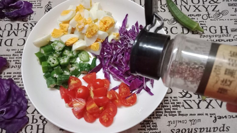 夏日清爽减脂～鸡蛋蔬菜沙拉,然后加入盐，黑椒碎和<a style='color:red;display:inline-block;' href='/shicai/ 851'>橄榄油</a>搅拌均匀