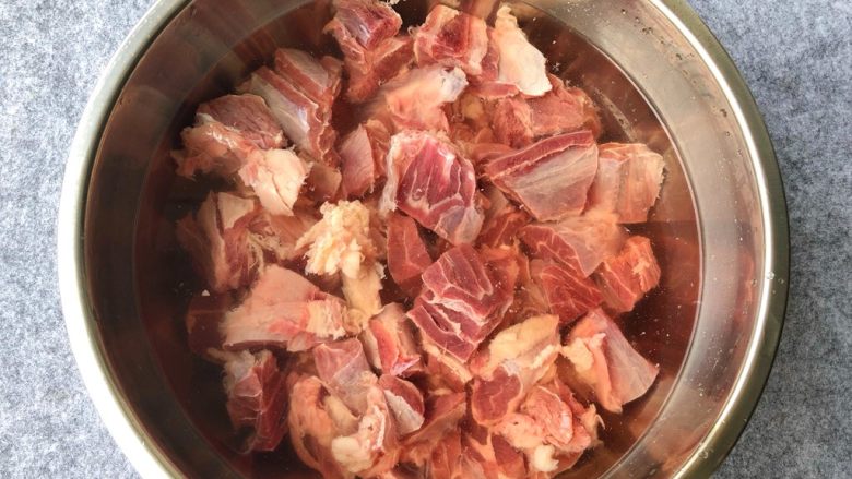 牛腱炖萝卜,牛肉切小块，放入大碗里用冷水浸泡2个小时