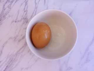 家常韭菜炒鸡蛋,准备一个鸡蛋