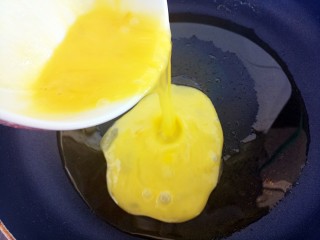 家常韭菜炒鸡蛋,然后锅里热油，把鸡蛋液倒入