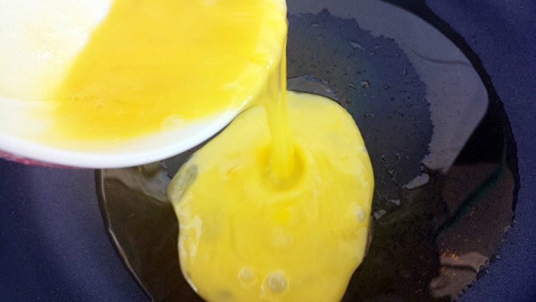 家常韭菜炒鸡蛋,然后锅里热油，把鸡蛋液倒入