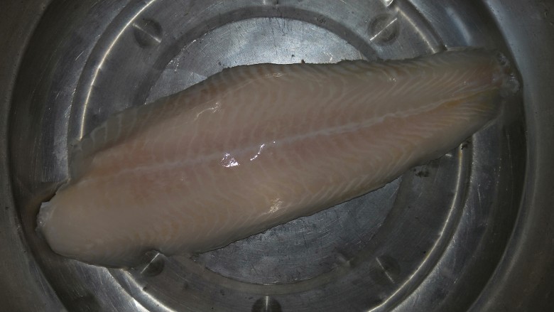 酸汤龙利鱼,将冻实的龙利鱼放入凉水中解冻，微化即可捞出
